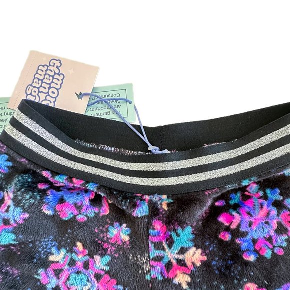 NWT Snowflake Print Fuzzy Pajama Shorts - Girls Size XS (4/5) - More Than Magic - Picture 3 of 3